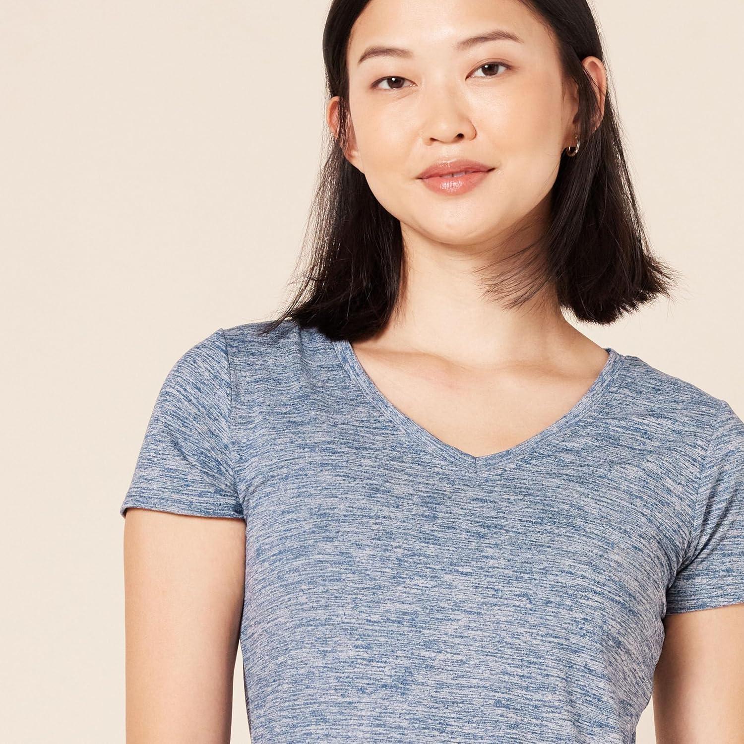 image:imageAmazon Essentials Femme TShirt Stretch et Quick Dry Col en V et Manches Courtes Disponible en Grande TailleBleu Marine ChinNoir Chin