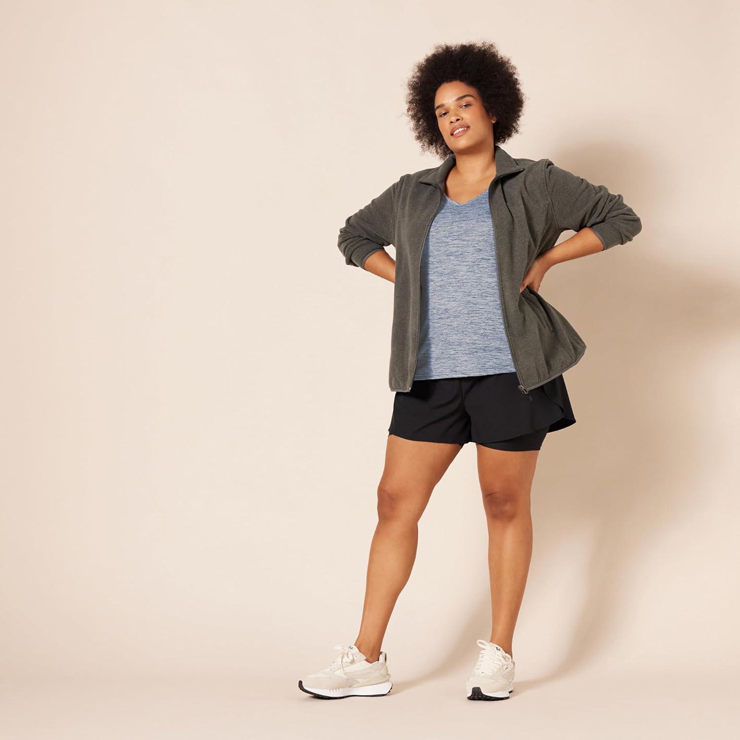 image:imageAmazon Essentials Femme TShirt Stretch et Quick Dry Col en V et Manches Courtes Disponible en Grande TailleBleu Marine ChinNoir Chin