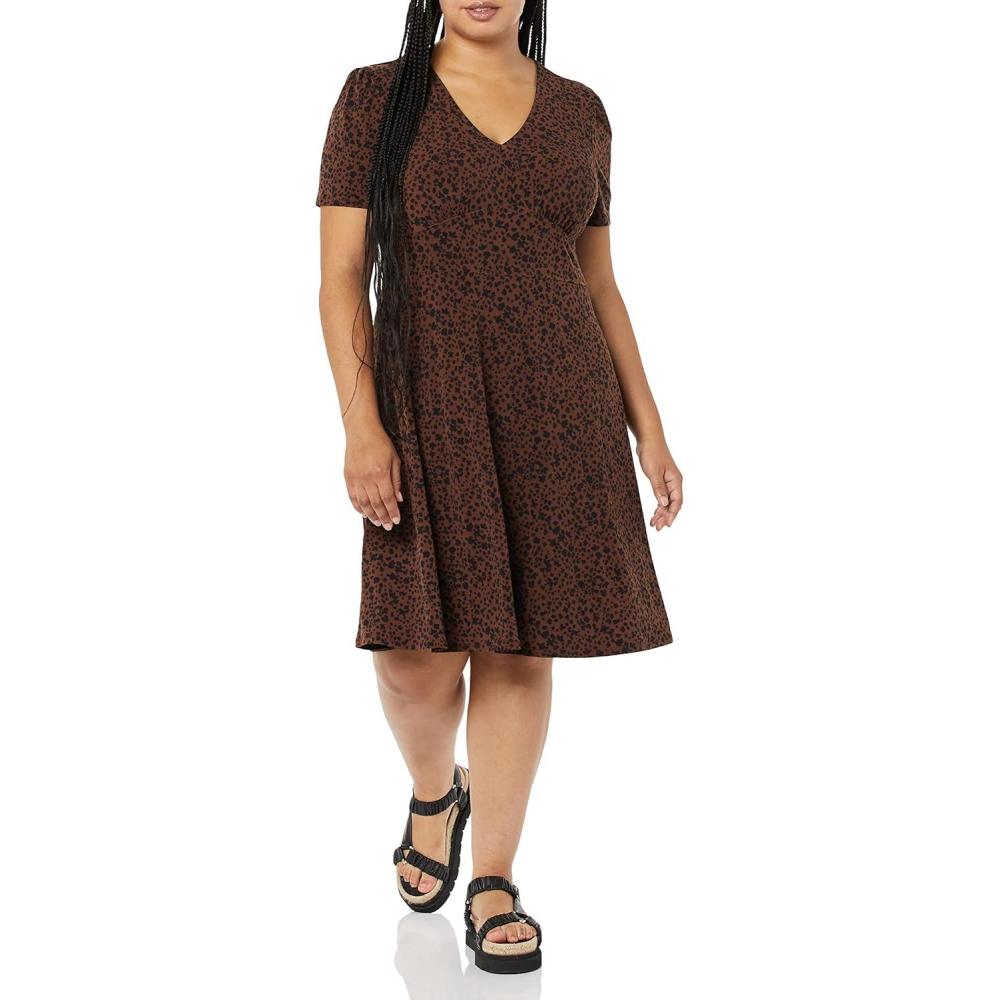 image:imageAmazon Essentials Femme Robe Cintre Et vase Manches Courtes Et Col en VMarron